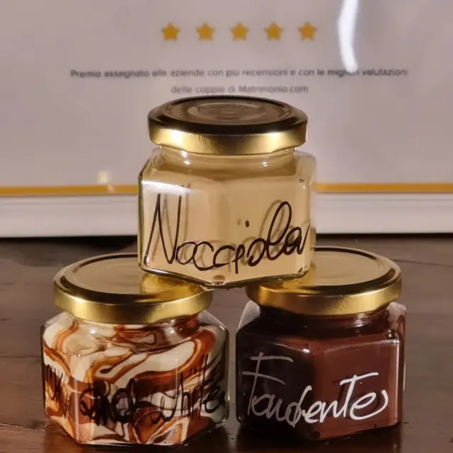 Con Maggio si da il via alla stagione dei festeggiamenti di ogni tipo e non sai che bomboniera scegliere?🧸

Battesimi, cresime, comunioni,compleanni, lauree, matrimoni e qualsiasi sia la tua ricorrenza ci pensiamo noi alla bomboniere!🌈

Le nostre bomboniere gastronomiche ti salvano dal dubbio e dal classico oggetto prendipolvere 🌸

Tanti formati di vasetti, più di 13 gusti disponibili per la tua crema spalmabile artigianale da usare come bomboniera, segnaposto o regalino!🌼

Ti forniamo il vasetto con la crema, tu pensi a fare i fiocchi, scatoline e decori... ma sono talmente belle che con pochissimi decori avrai la tua bomboniera unica!💣

Contattaci per info e preventivi!🍭

#bombonieregastronomiche #bombonierepersonalizzate #cremeartigianali #cremespalmabili #pasticceriaartigianale #cresima #comunione #matrimonio #bombonierebattesimo #pastryart #marcyscake