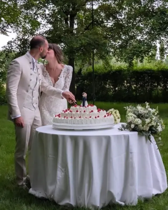 SIMONE E CHIARA💚
3Maggio2025

@cortedelmulino

#weddingcakes #wedddingcake #weddingparty #weddinginspiration #weddingspecialist #pasticceriaartigianale #tortedecorate #torteartigianali #pannafresca #sposi #pasticceriaartigianale #marcyscake