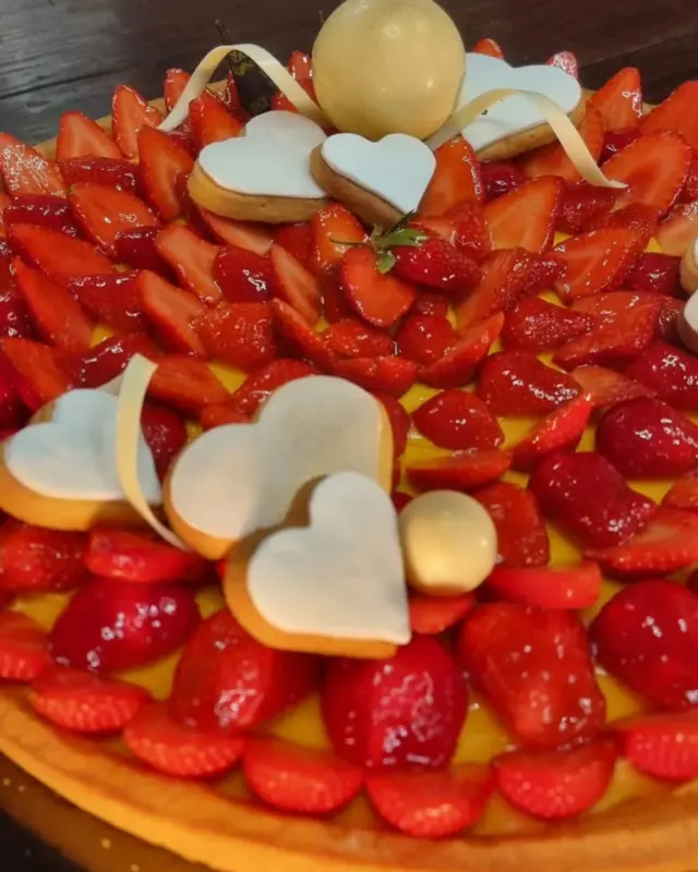 Fragole fresche e cuoricini ❤️❤️

#tortedecorate #torteartigianali #fragole #pasticceriaartigianale #cremapasticcera #crostata #pasticceriaartigianale #pastrychef #marcyscake