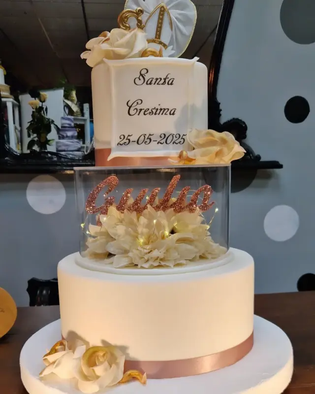 Ogni occasione è quella giusta per una torta unica🌸

#tortedecorate #torteartigianali #cakespecialist #caketopper #cakedesigner #pasticceriaartigianale #pastadizucchero #marcyscake