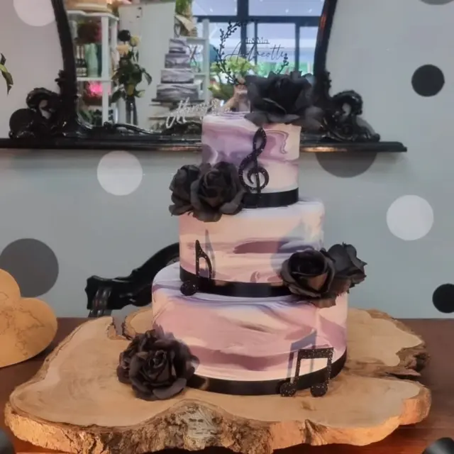 Miriam e Mattia♥️
25Maggio2025

#weddingcakes #weddingseason #wedddingcake #weddingparty #weddinginspiration #weddingspecialist #tortenuziali #sposi #marblecake #sugarpaste #cakedesigner #marcyscake