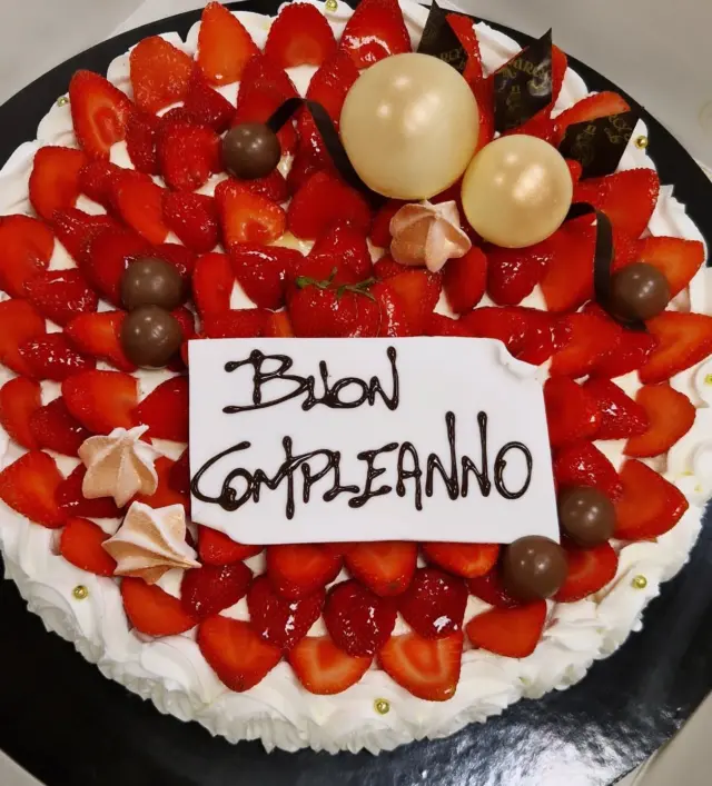 Finalmente l'estate🌞

Pan di Spagna soffice come una nuvola, con tante Fragole e panna fresca per la birthday cake perfetta🍓

Le nostre torte possono essere anche SENZA GLUTINE E SENZA LATTOSIO, Su prenotazione 🎂

#cakespecialist #fragole #pannafresca #pasticceriaartigianale #torteestive #torteartigianali #cakestyle #caketrends #pasticceriaartigianale #marcyscake