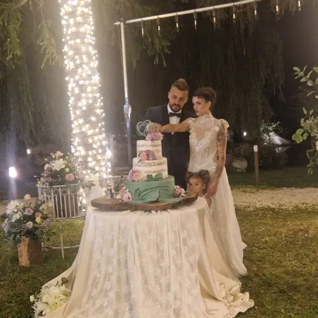 PAOLO E MARA💚
14Giugno2025
@ristorantemartinopavullo 
@essenzemara
@paolopugnaghi

#weddingcakes #weddingseason #wedddingcake #weddingparty #weddinginspiration #weddingspecialist #tortenuziali #sposi #cakespecialist #pasticceriaartigianale #marcyscake